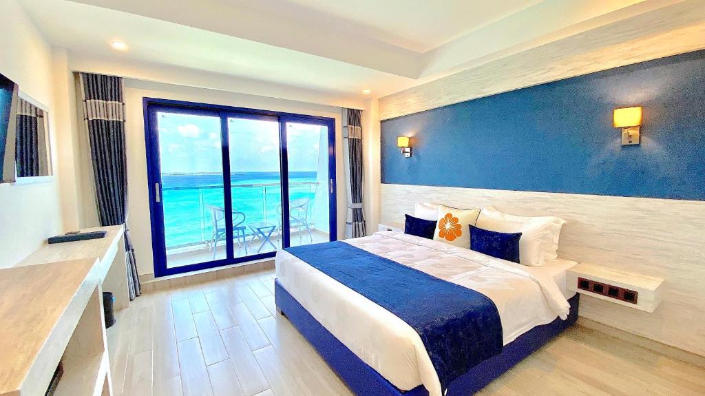 Двухместный (Двухместный номер Делюкс с 1 кроватью и балконом, вид на море) отеля Kaani Palm Beach, Маафуши