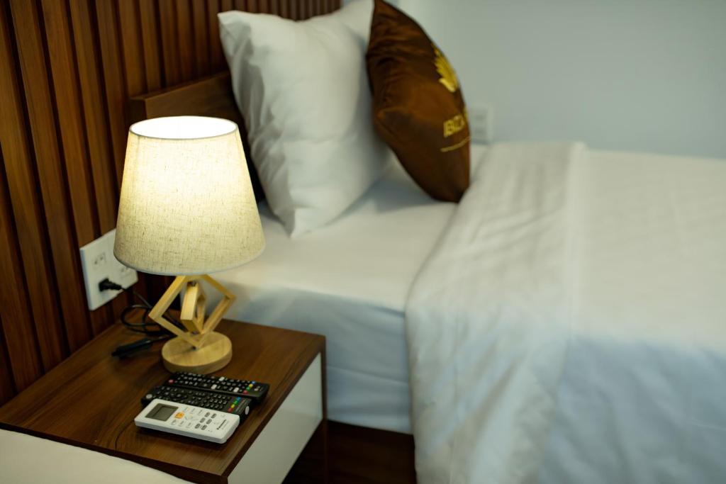 Двухместный (Улучшенный двухместный номер с 2 отдельными кроватями и видом на город) отеля IBIZA Nha Trang Hotel, Нячанг