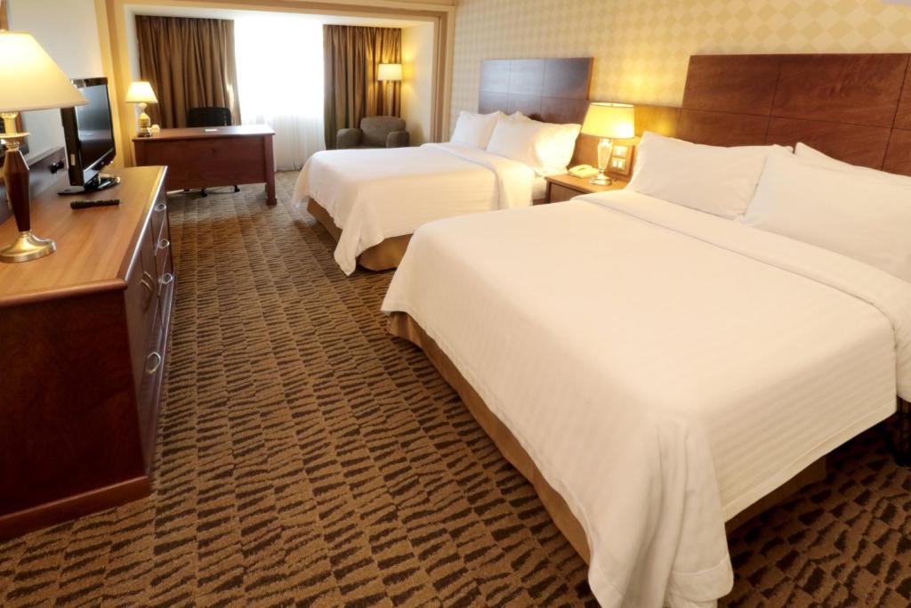 Двухместный (Представительский двухместный номер с 2 двуспальными кроватями — Для некурящих) отеля Holiday Inn Monterrey Norte, Монтеррей
