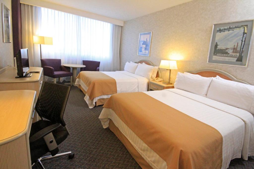 Двухместный (Представительский двухместный номер с 2 отдельными кроватями) отеля Holiday Inn Monterrey-Parque Fundidora, Монтеррей