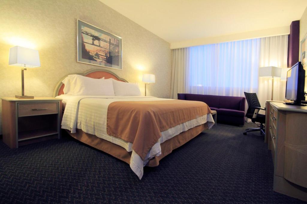 Двухместный (Представительский номер с кроватью размера «king-size» - Для некурящих) отеля Holiday Inn Monterrey-Parque Fundidora, Монтеррей