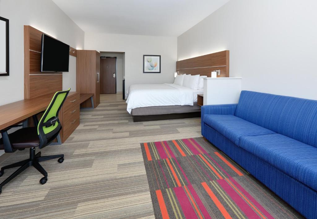 Сьюит (Люкс с кроватью размера «king-size» - Для некурящих) отеля Holiday Inn Express & Suites - Dallas NW HWY - Love Field, an IHG Hotel, Даллас