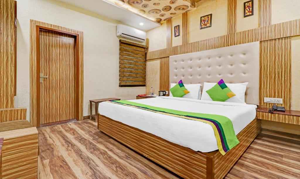 Двухместный ([Sanitized] Standard Double Room) отеля Treebo Trend Hotel PVRX, Amritsar, Амритсар