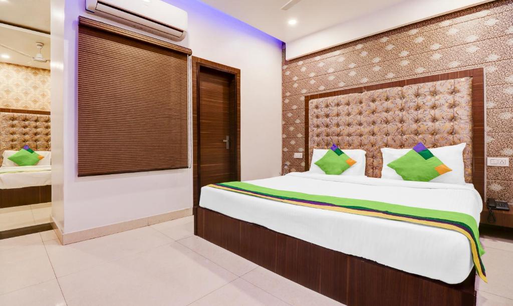 Двухместный ([Sanitized] Superior Double Room) отеля Treebo Trend Hotel PVRX, Amritsar, Амритсар