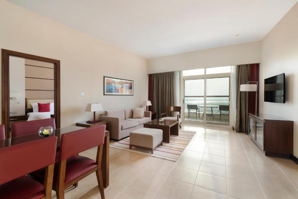 Сьюит (Люкс с 2 спальнями и балконом) курортного отеля Khalidiya Palace Rayhaan by Rotana, Abu Dhabi, Абу-Даби