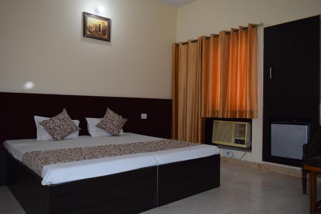 Двухместный (Двухместный номер Делюкс с 1 кроватью и балконом) отеля Hotel Moksha, Ришикеш