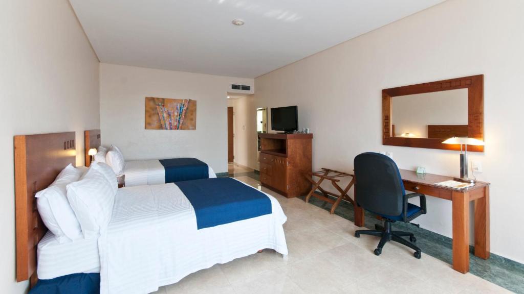 Двухместный (Улучшенный двухместный номер с 2 двуспальными кроватями и видом на океан - Для некурящих) курортного отеля Holiday Inn Veracruz-Boca Del Rio, Веракрус