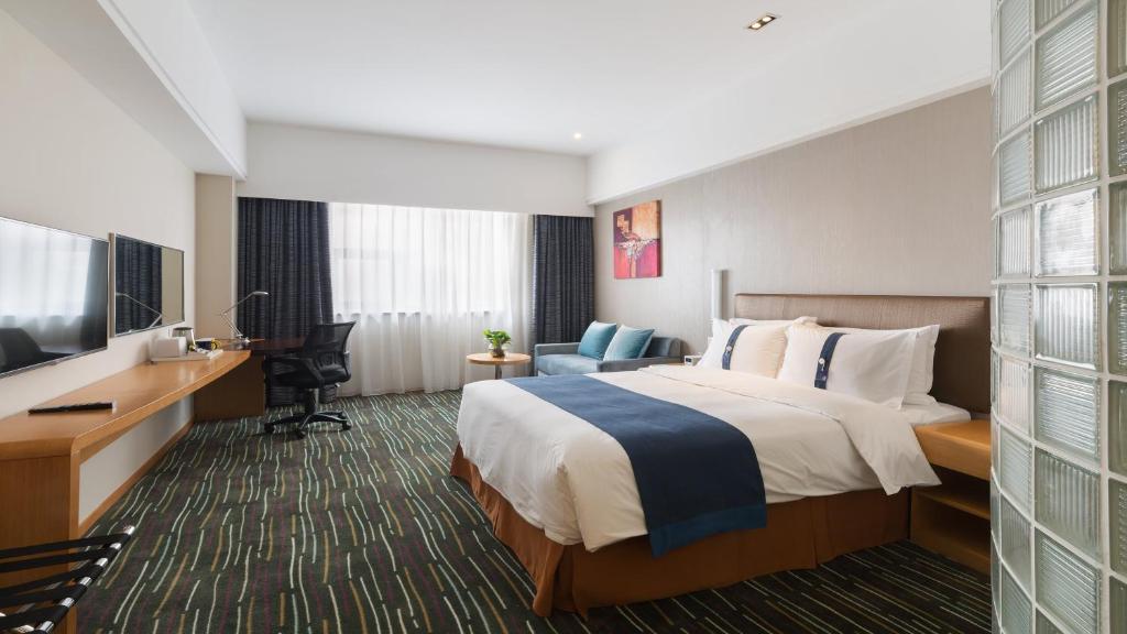 Двухместный (Улучшенный номер с кроватью размера «king-size») отеля Holiday Inn Express Shanghai New Jinqiao, Шанхай
