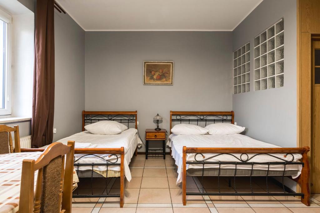 Двухместный (Двухместный номер с 2 отдельными кроватями и собственной ванной комнатой) семейного отеля Gościniec Exclusive, Варшава