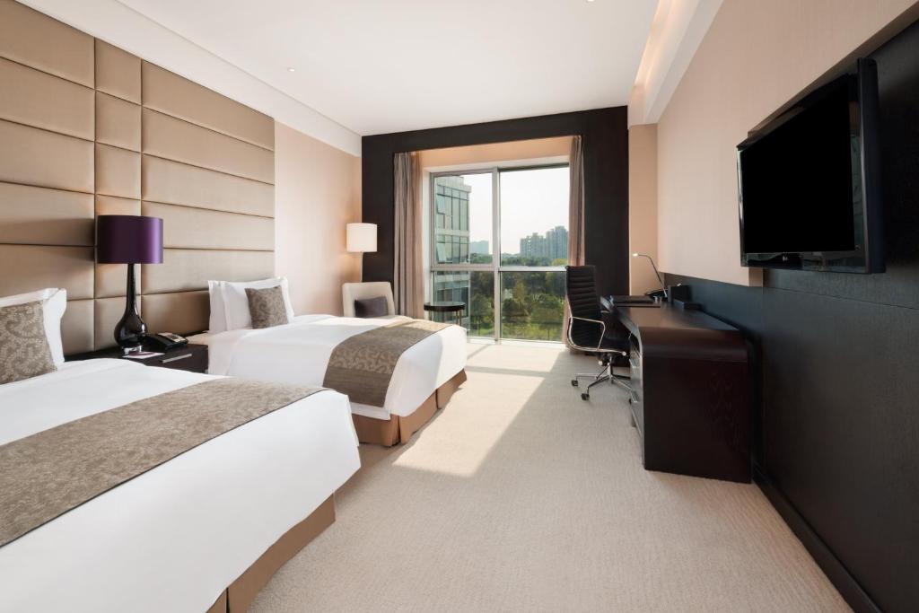 Двухместный (Двухместный номер с 2 отдельными кроватями - Для некурящих) курортного отеля Crowne Plaza Shanghai Xiayang Lake, Кинпу