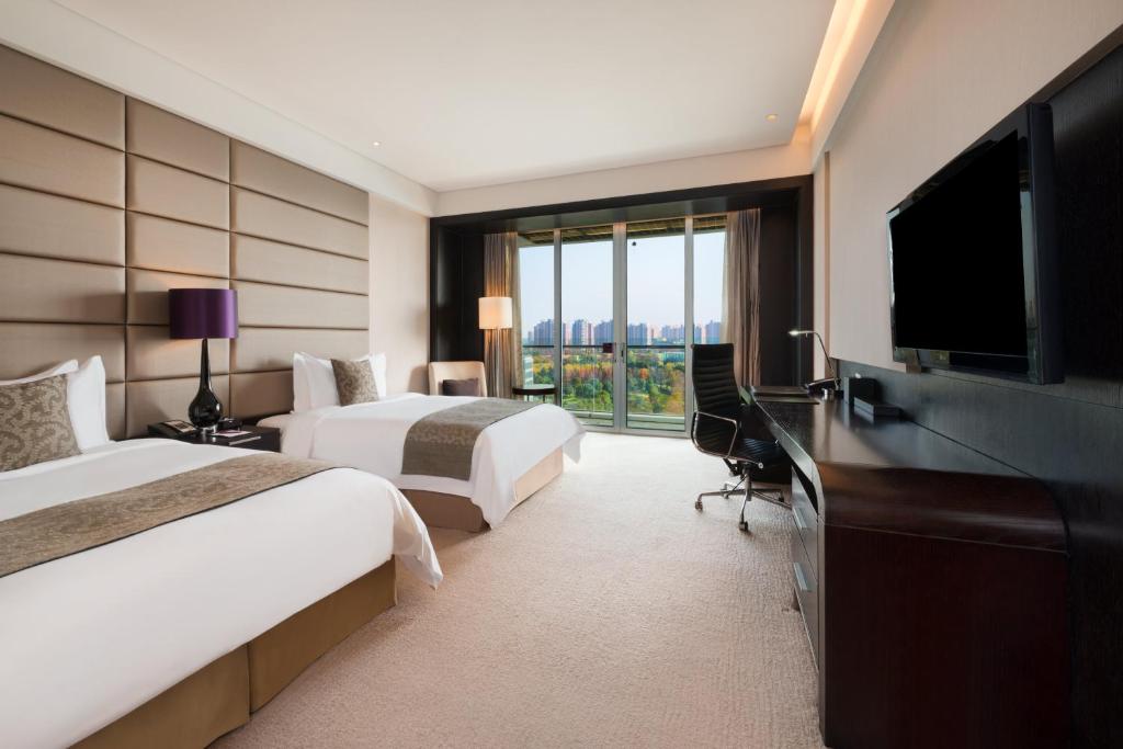 Двухместный (Двухместный номер Делюкс с 2 отдельными кроватями) курортного отеля Crowne Plaza Shanghai Xiayang Lake, Кинпу