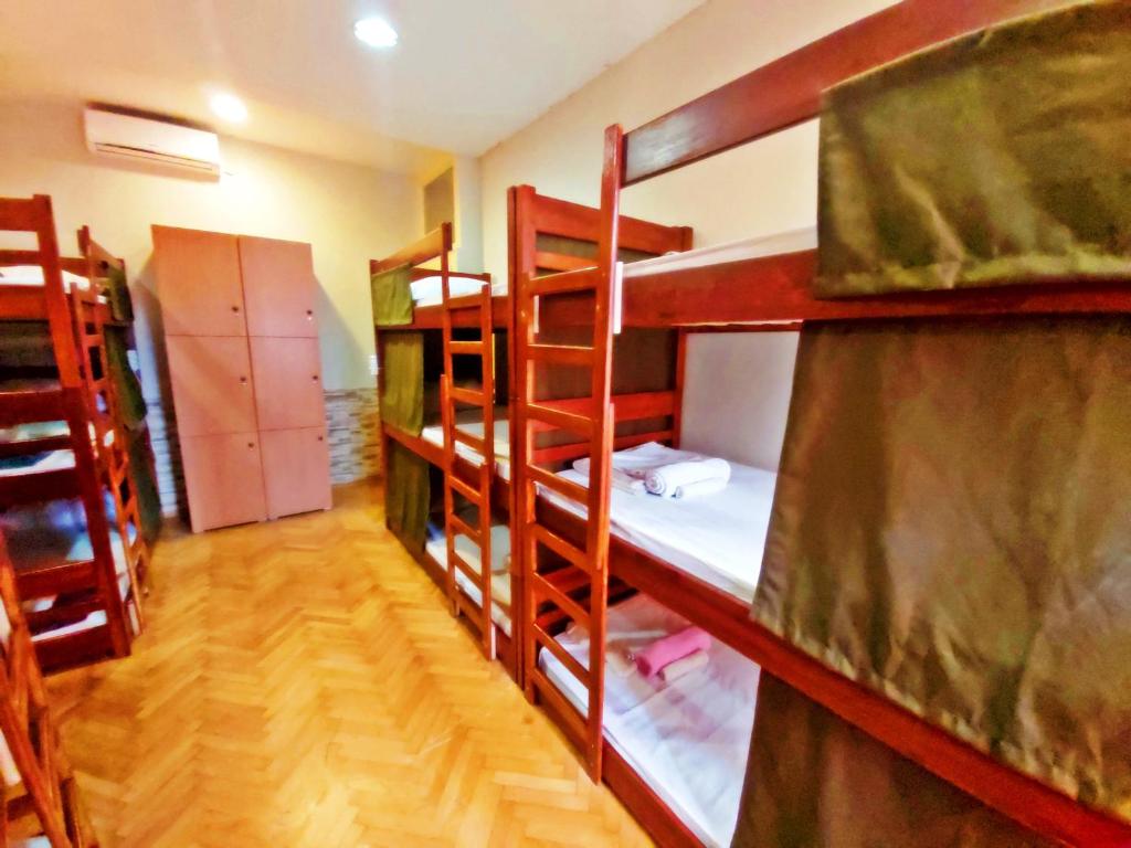 Номер (Спальное место на двухъярусной кровати в общем номере для мужчин и женщин) хостела Hurricane Hostel, Сплит