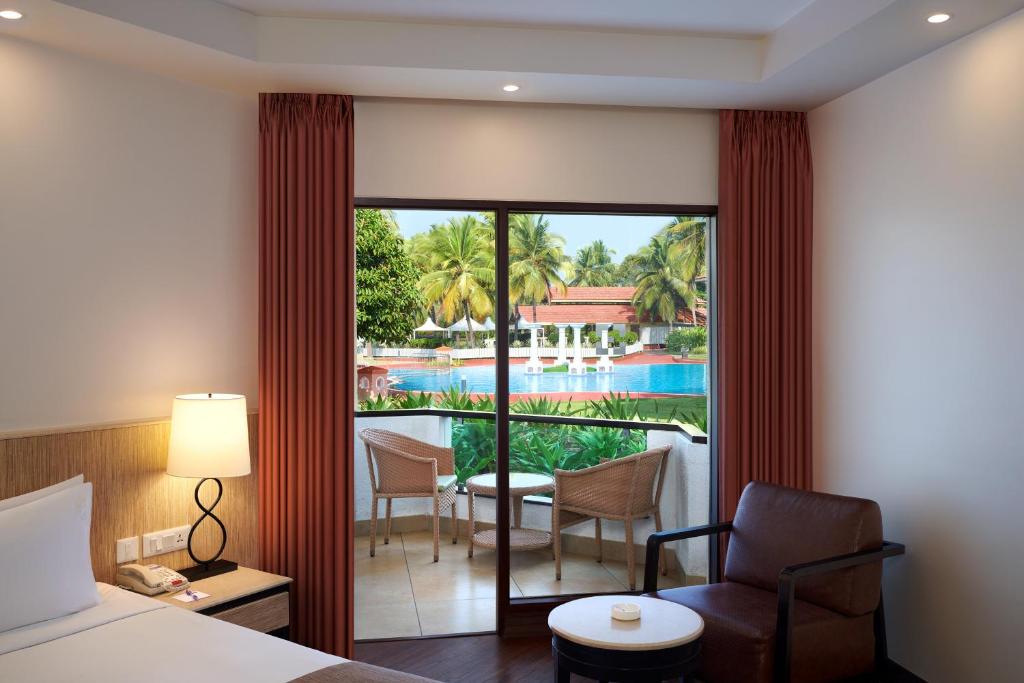 Двухместный (Номер Plaza с 2 отдельными кроватями и видом на бассейн, для некурящих) курортного отеля Holiday Inn Resort Goa, Кавелоссим