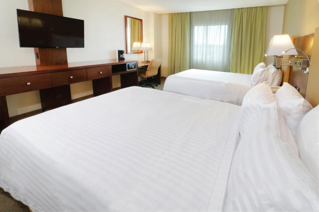 Двухместный (Номер с 2 кроватями размера «queen-size») отеля Holiday Inn Hotel & Suites Hermosillo Aeropuerto, Эрмосильо