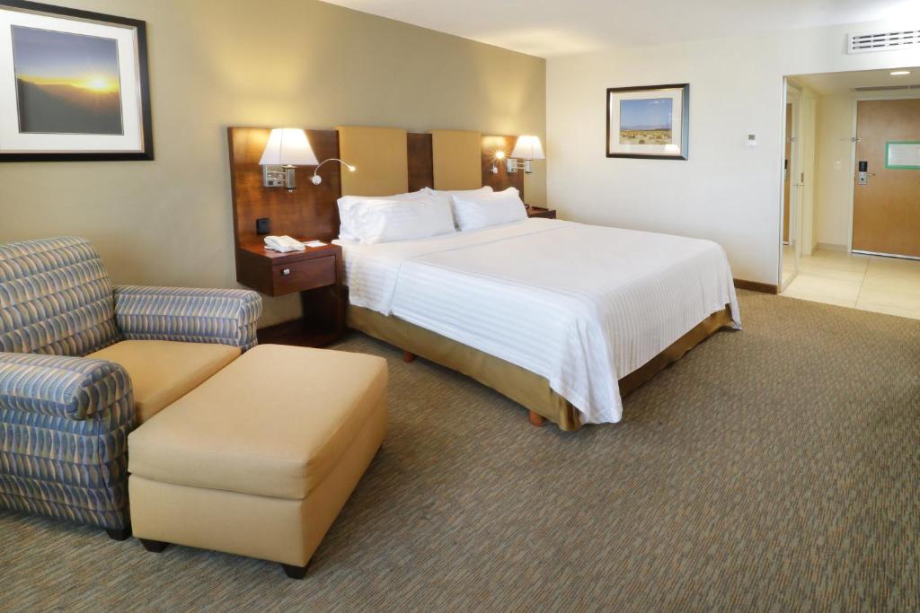 Двухместный (Номер с кроватью размера «king-size») отеля Holiday Inn Hotel & Suites Hermosillo Aeropuerto, Эрмосильо