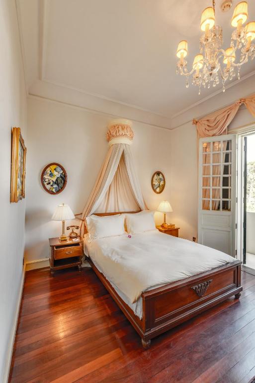 Двухместный (Улучшенный двухместный номер с 1 кроватью или 2 отдельными кроватями) отеля Dalat Palace Heritage Hotel, Далат