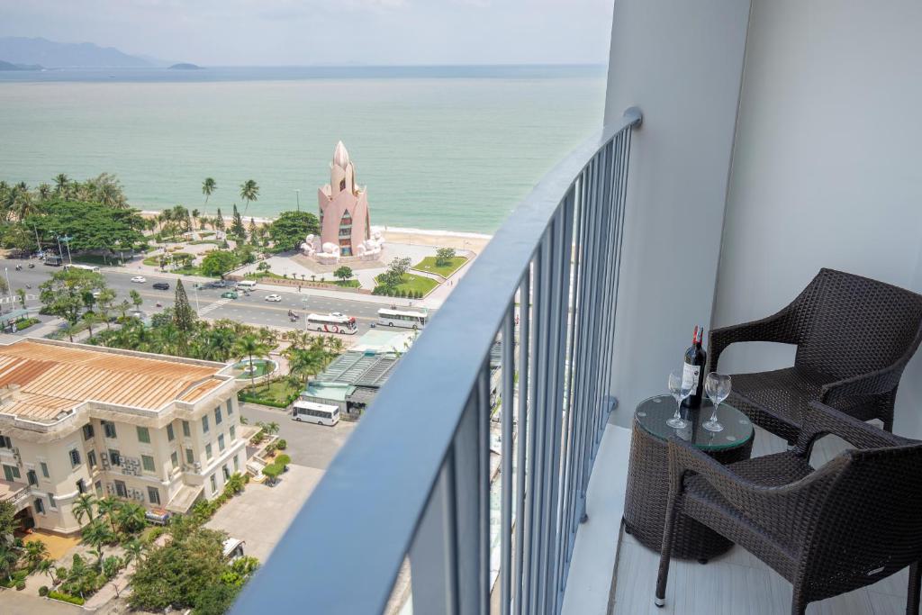 Двухместный (Номер с кроватью размера «king-size» и видом на море) апарт-отеля PANORAMA CENTRAL NHA TRANG, Нячанг