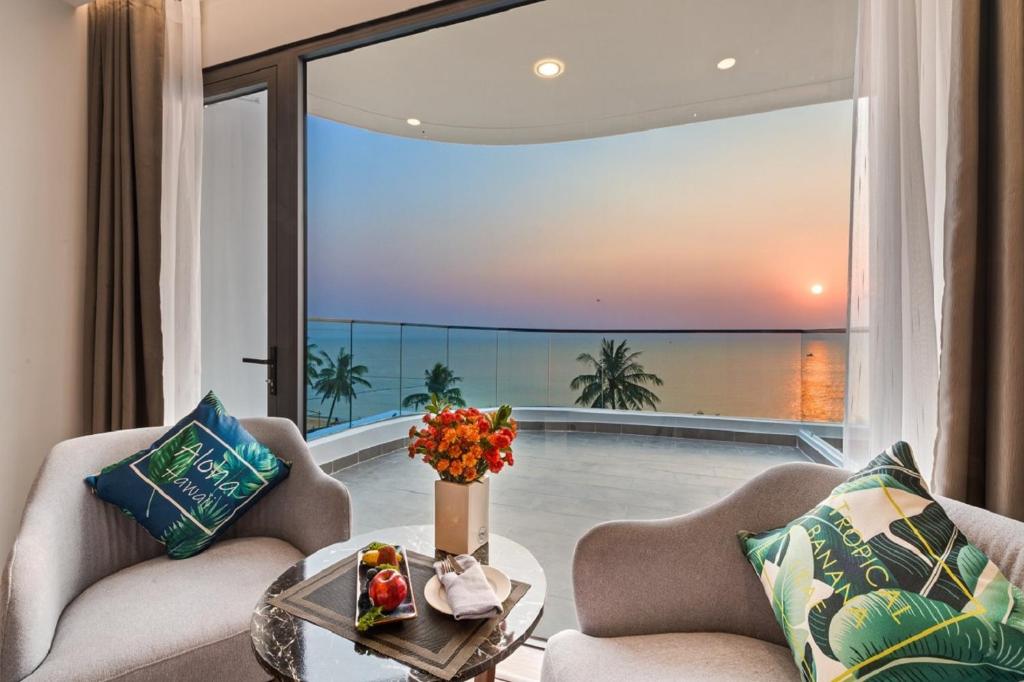 Сьюит (Номер Премиум «Закат», панорамный вид на океан) отеля Sunset Beach Resort and Spa, Дуонг-Донг