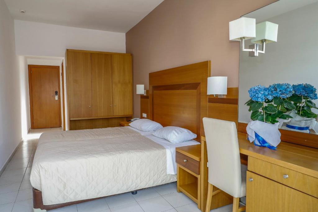 Двухместный (Двухместный номер с 2 отдельными кроватями и боковым видом на море) отеля Hotel Africa, Родос