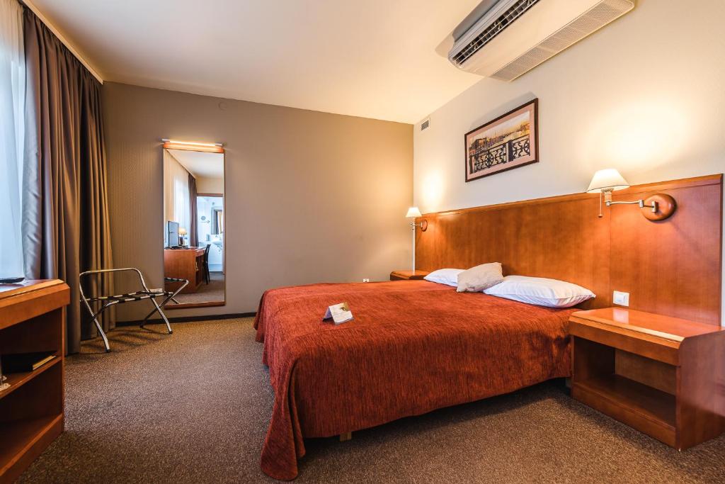 Двухместный (Двухместный номер бизнес-класса с 1 двуспальной или 2 отдельными кроватями, доступ в тренажерный зал) отеля Liva Hotel, Лиепая