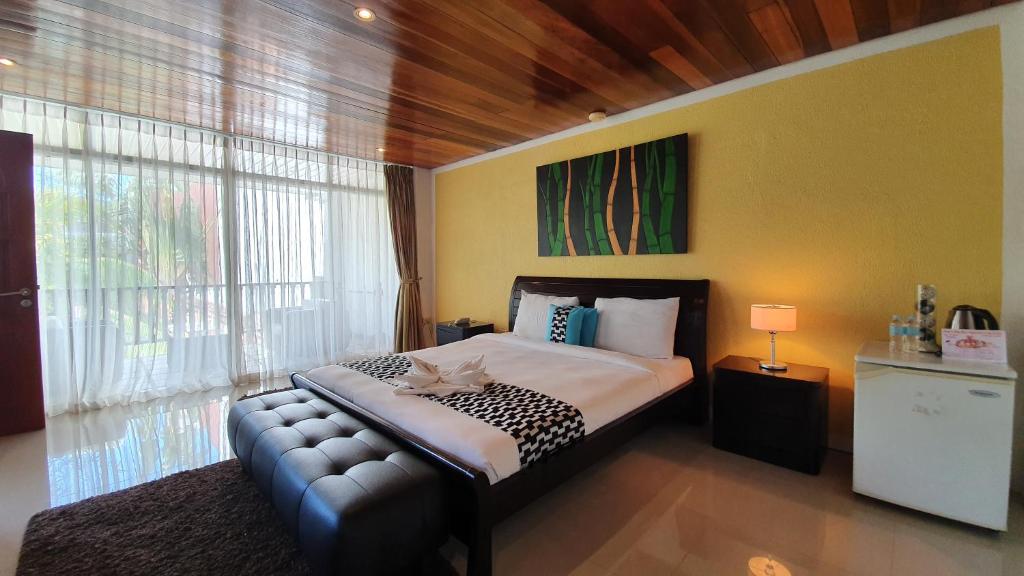 Двухместный (Номер Делюкс с кроватью размера «king-size») курортного отеля Pinjalo Resort, Боракай