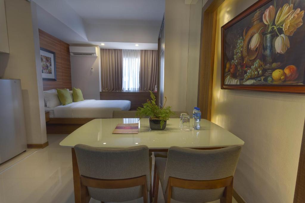 Двухместный (Номер «Премьер» с кроватью размера «queen-size») отеля Valero Grand Suites by Swiss-Belhotel, Манила