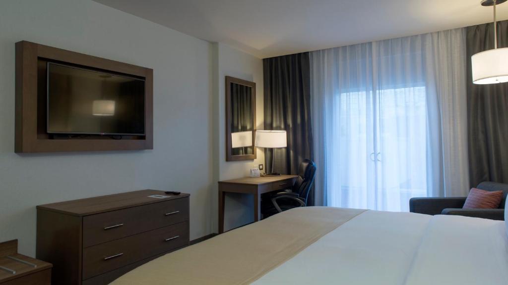 Двухместный (Номер Делюкс с кроватью размера «king-size» — Подходит для гостей с ограниченными физическими возможностями) отеля Holiday Inn Express & Suites Chihuahua Juventud, Чиуауа
