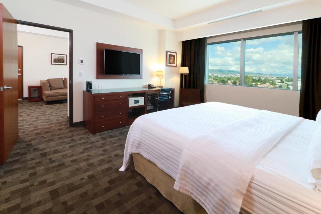 Сьюит (Люкс с кроватью размера «king-size» - Для некурящих), Holiday Inn & Suites Plaza Mayor