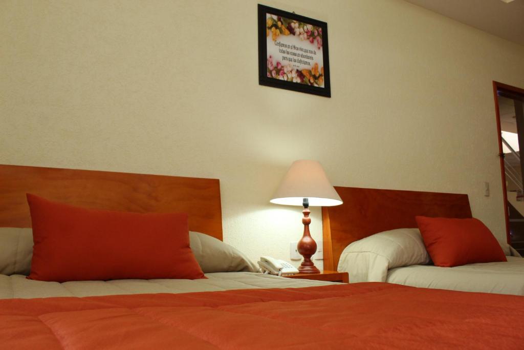 Двухместный (Двухместный номер с 2 двуспальными кроватями) отеля Hotel Señorial Tlaxcala, Тласкала-де-Хикотенкатль
