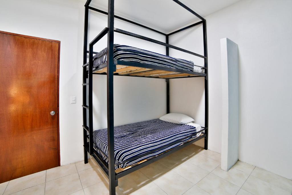 Двухместный (Стандартный двухместный номер с 2 отдельными кроватями) хостела Ten to Ten Puerto Vallarta, Пуэрто-Вальярта