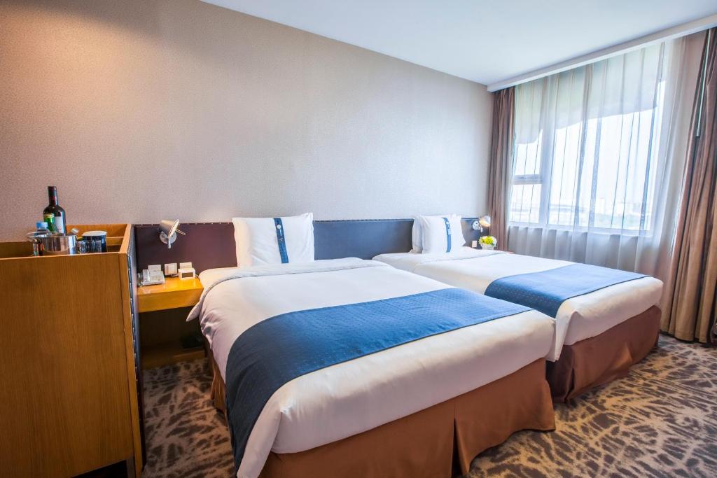 Двухместный (Улучшенный двухместный номер с 2 отдельными кроватями) отеля Holiday Inn Express Beijing Minzuyuan, Пекин