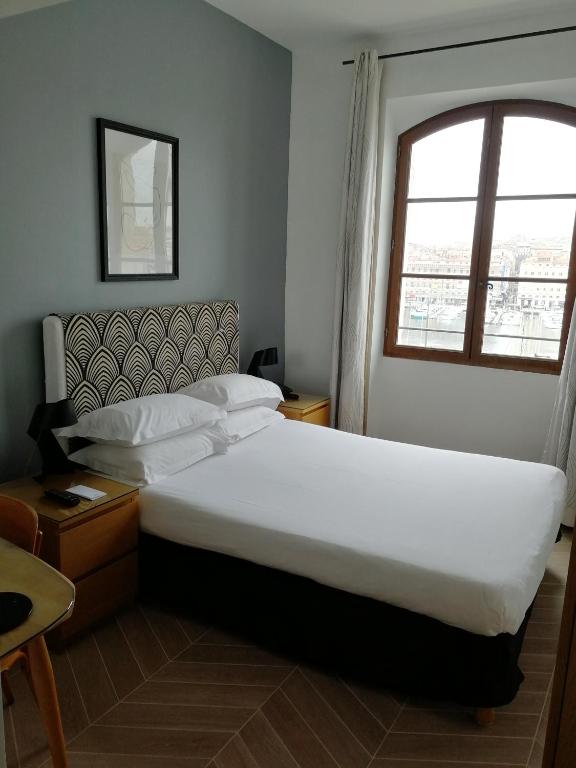 Двухместный (Classic Double Room with Old Port View) отеля Hôtel Belle-Vue, Марсель
