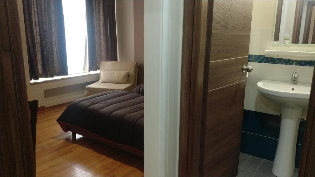 Двухместный (Двухместный номер с 1 кроватью или 2 отдельными кроватями и балконом) отеля Ambrosia Hotel & Suites, Афины
