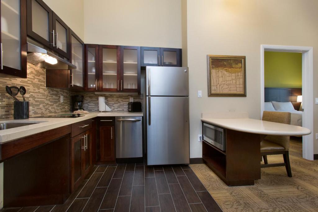 Сьюит (One-Bedroom King Suite - Disability Access Roll In Shower - (No Resort Fee)), Staybridge Suites Orlando at SeaWorld, an IHG Hotel