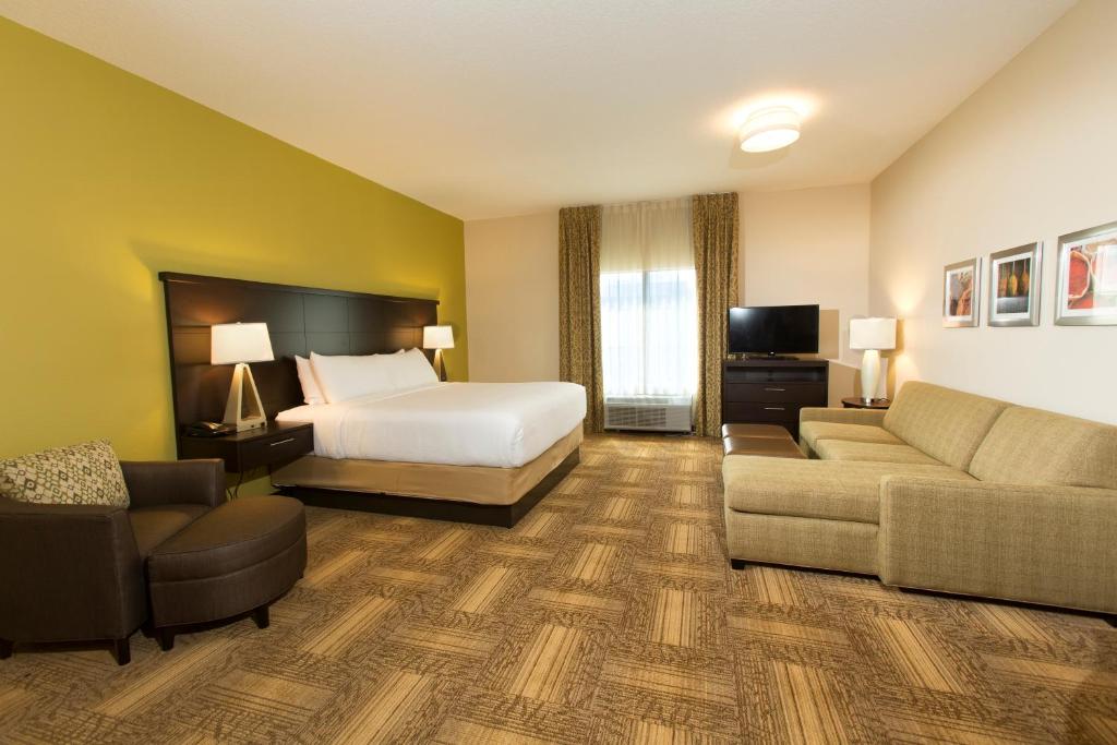 Студио (King Studio with Sofa Bed (No Resort Fee)), Staybridge Suites Orlando at SeaWorld, an IHG Hotel