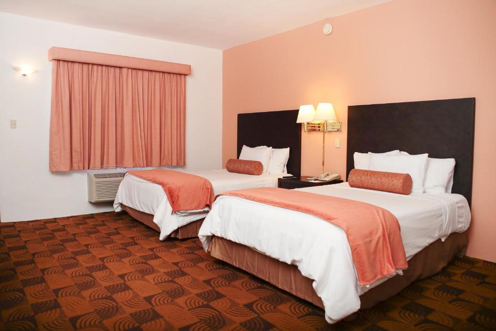 Двухместный (Двухместный номер с 2 двуспальными кроватями - Для некурящих) отеля Quality Inn Nuevo Laredo, Нуэво-Ларедо