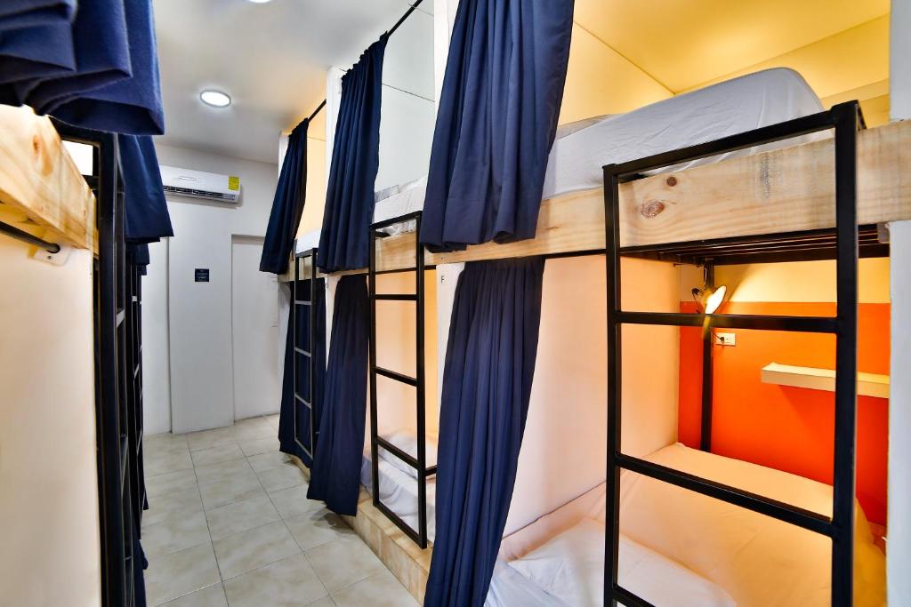 Номер (Односпальная кровать в общем номере для мужчин и женщин) хостела Ten to Ten Puerto Vallarta, Пуэрто-Вальярта