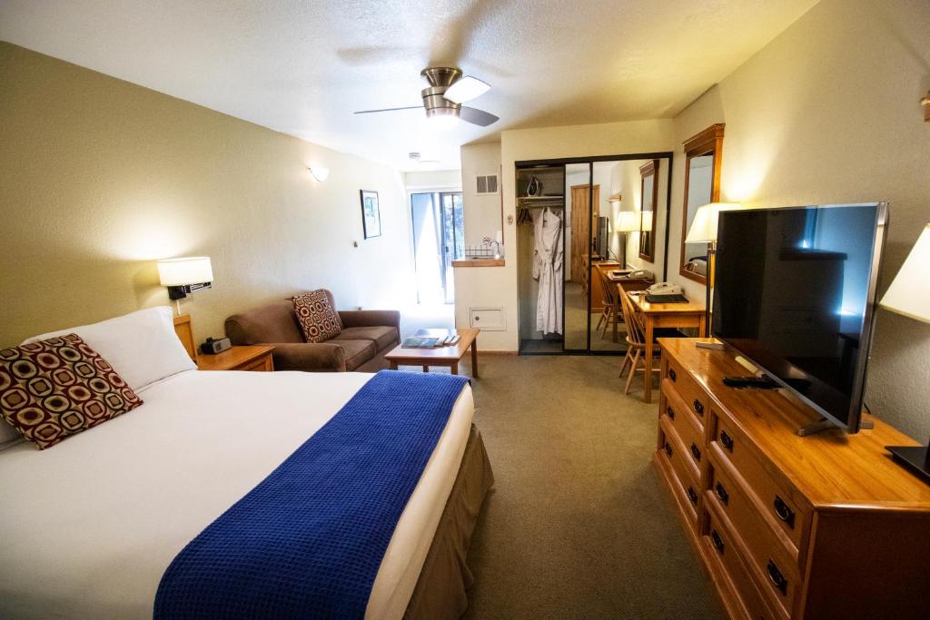 Двухместный (Номер с кроватью размера «queen-size» и балконом) отеля Aspen Mountain Lodge, Аспен