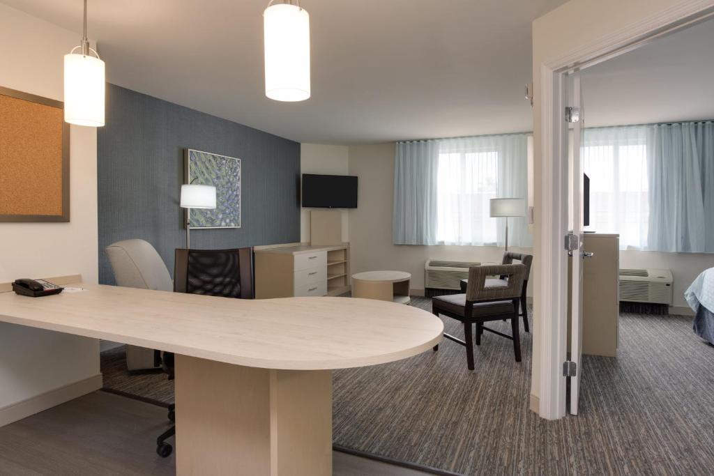 Двухместный (Люкс с 1 спальней и кроватью размера «king-size» - Для некурящих) отеля Candlewood Suites Miami Intl Airport - 36th St, an IHG Hotel, Майами