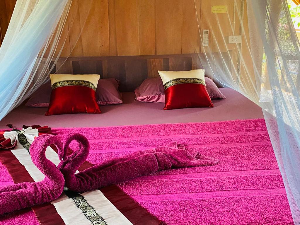 Сьюит (Люкс с кроватью размера «king-size» и балконом) курортного отеля Nadia Resort, Кох-Юм