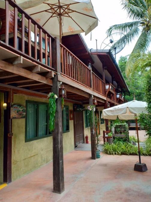 Двухместный (Двухместный номер с 1 кроватью или 2 отдельными кроватями и видом на бассейн) курортного отеля Chuchaiburi Sri Amphawa, Ампхава