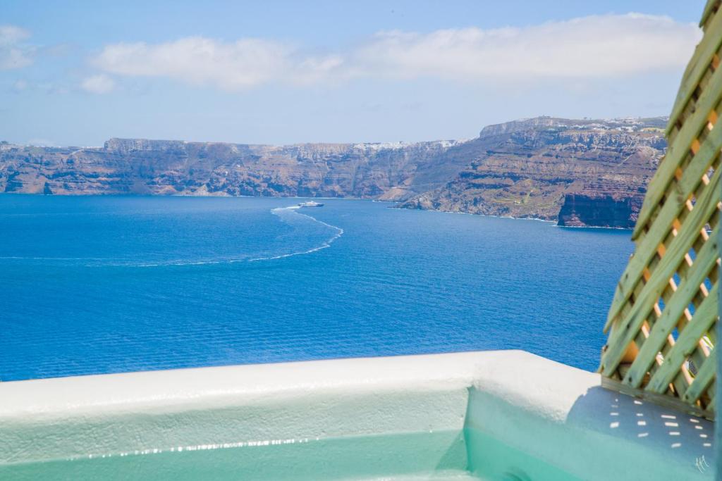 Сьюит (Люкс Gold с собственной гидромассажной ванной и панорамным видом на кальдеру) виллы Summer Lovers Villa, Акротирион