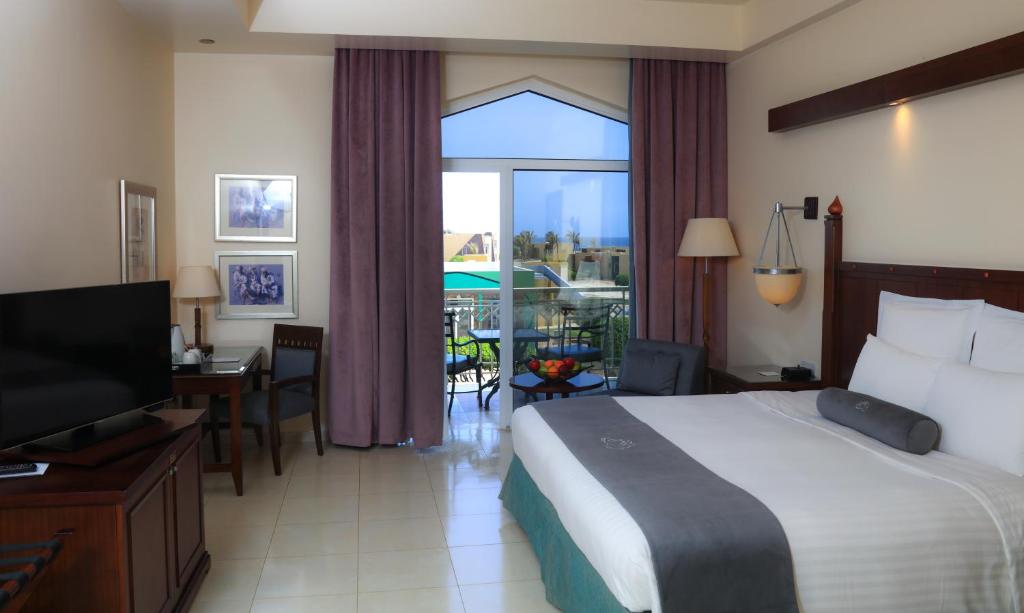 Двухместный (Улучшенный двухместный номер с 1 кроватью и видом на море) курортного отеля Kairaba Mirbat Resort, Салала