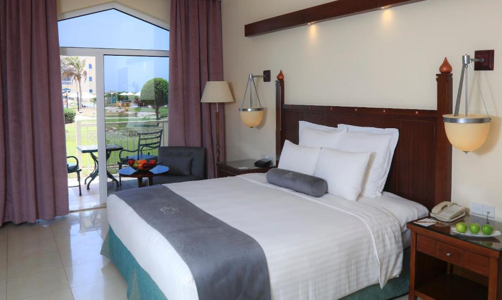 Двухместный (Двухместный номер Делюкс с 1 кроватью или 2 отдельными кроватями, вид на горы) курортного отеля Kairaba Mirbat Resort, Салала