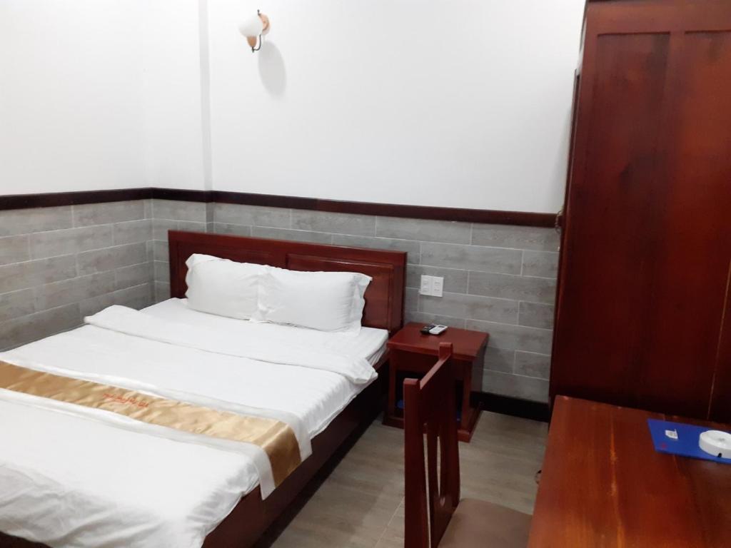 Двухместный (Стандартный двухместный номер с 1 кроватью - Без окна) отеля THAI HOANG GIA, Дуонг-Донг