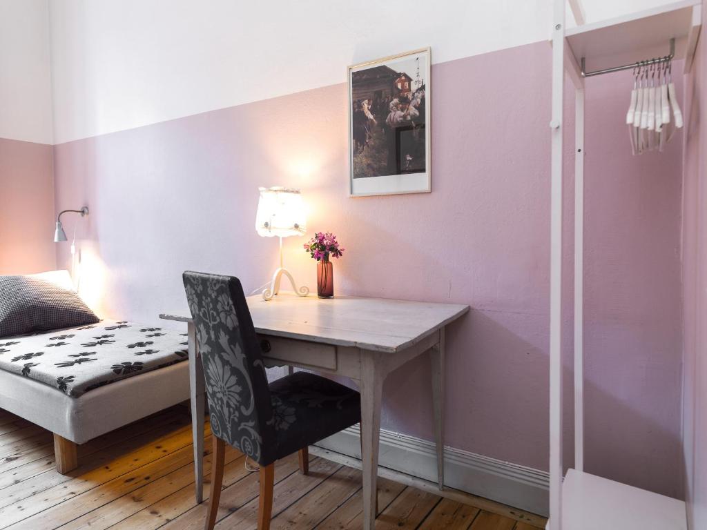 Двухместный (Двухместный номер с 2 отдельными кроватями и общей ванной комнатой) хостела Castanea Old Town Hostel, Стокгольм