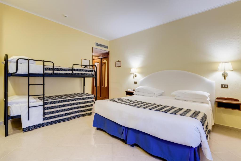 Семейный (Номер эконом-класса с двухъярусными кроватями) отеля Best Western Hotel La Solara, Сорренто