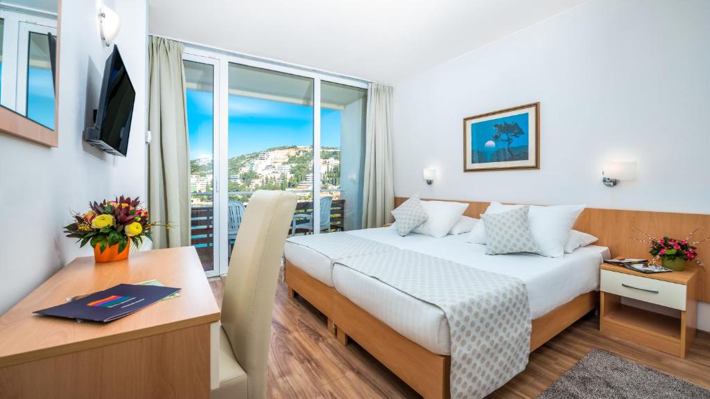 Двухместный (Двухместный номер с 1 кроватью или 2 отдельными кроватями и балконом, вид на море) отеля Hotel Adriatic, Дубровник