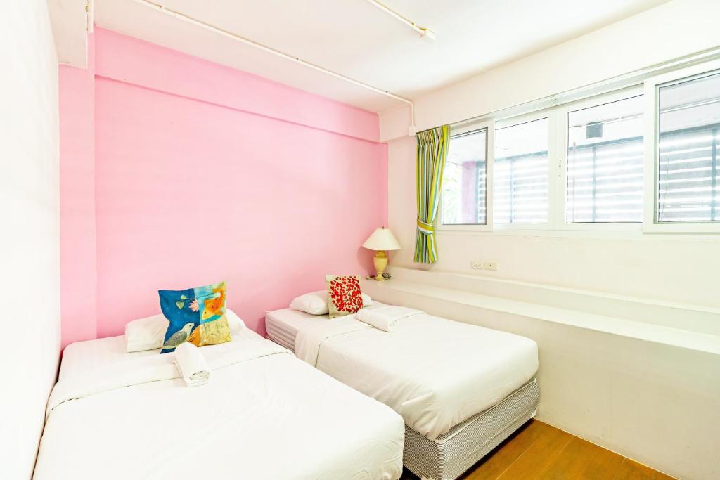 Двухместный (Стандартный двухместный номер с 2 отдельными кроватями и общей ванной комнатой) хостела Sleep Dee Hostel, Бангкок