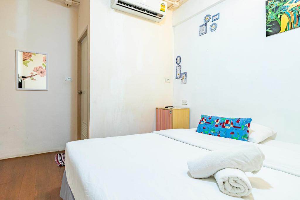 Двухместный (Двухместный номер с 1 кроватью и собственной ванной комнатой) хостела Sleep Dee Hostel, Бангкок